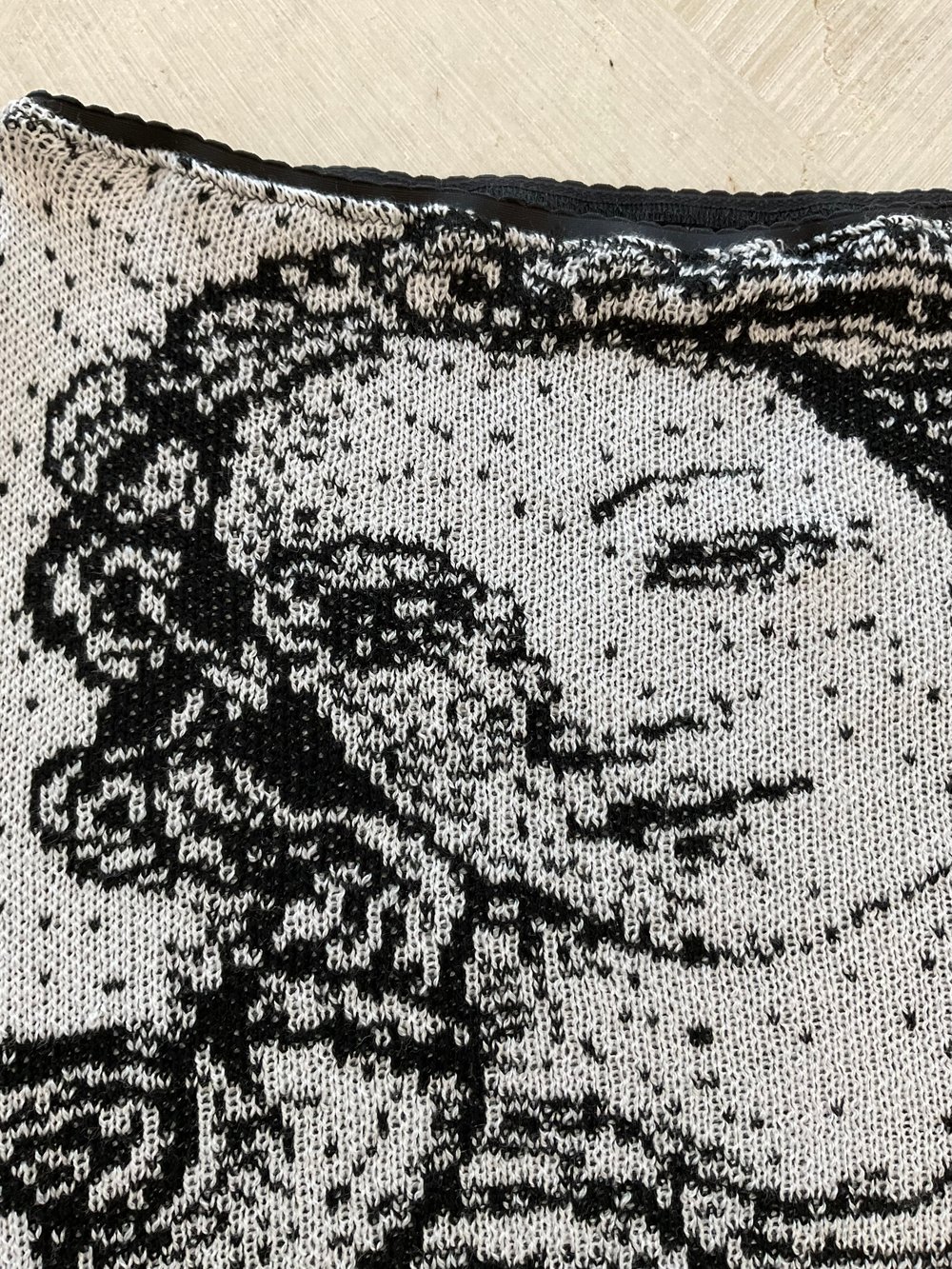 Mini merino wool knitted skirt black and white