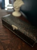 Superbe boîte Napoleon III marron en carton bouillit, intérieur soie capitonnée bronze