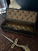 Superbe boîte Napoleon III marron en carton bouillit, intérieur soie capitonnée bronze