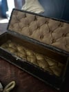 Superbe boîte Napoleon III marron en carton bouillit, intérieur soie capitonnée bronze