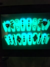 Image 2 of Green and Gold Virgo press on nailz