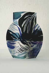 Image 3 of Hélène Builly's paper vase