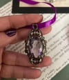 Magnifique pendentif XIXème siècle en argent massif et cristal mauve faceté.