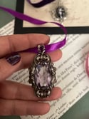 Magnifique pendentif XIXème siècle en argent massif et cristal mauve faceté.