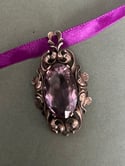 Magnifique pendentif XIXème siècle en argent massif et cristal mauve faceté.
