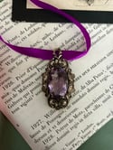 Magnifique pendentif XIXème siècle en argent massif et cristal mauve faceté.