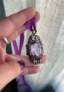 Magnifique pendentif XIXème siècle en argent massif et cristal mauve faceté.
