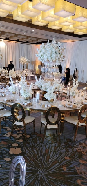 Image of Full Serpantine table  4 halfs  Gold white  with white Glass top