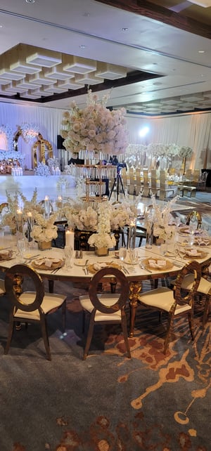 Image of Full Serpantine table  4 halfs  Gold white  with white Glass top