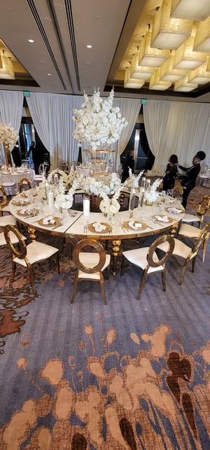 Image of Full Serpantine table  4 halfs  Gold white  with white Glass top