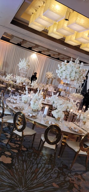 Image of Full Serpantine table  4 halfs  Gold white  with white Glass top