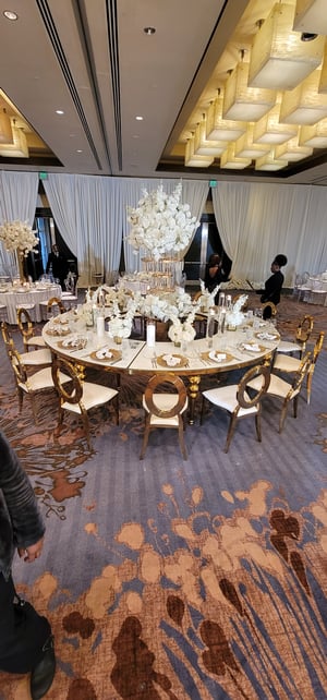 Image of Full Serpantine table  4 halfs  Gold white  with white Glass top