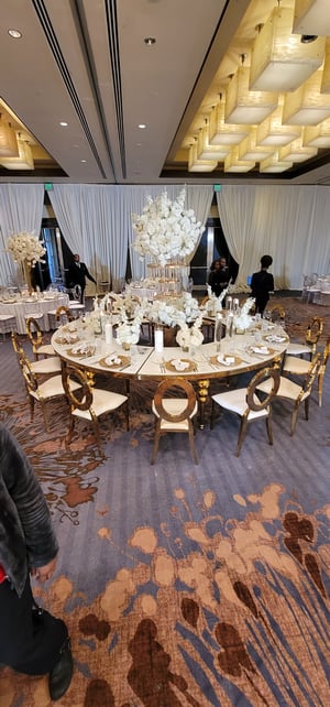 Image of Full Serpantine table  4 halfs  Gold white  with white Glass top