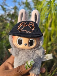 Donde estás fitted hat 
