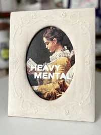 Image 1 of Slogan HEAVY MENTAL dans cadre un brodé.