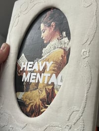 Image 3 of Slogan HEAVY MENTAL dans cadre un brodé.