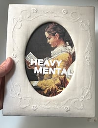 Image 2 of Slogan HEAVY MENTAL dans cadre un brodé.