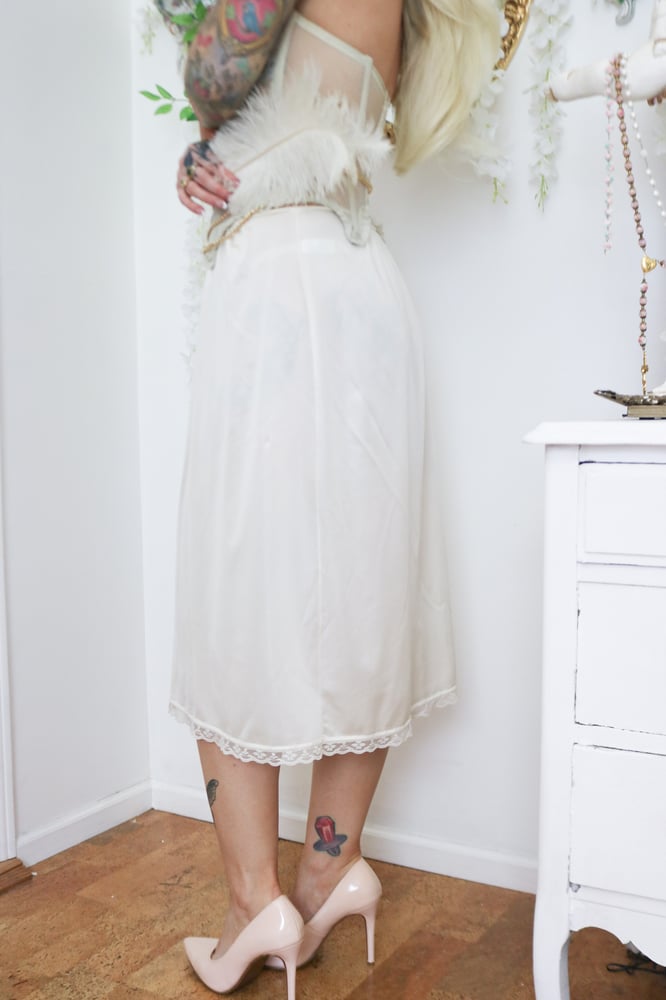 Image of Vintage Late 70s Warner's Ivory Half Slip (Large) 