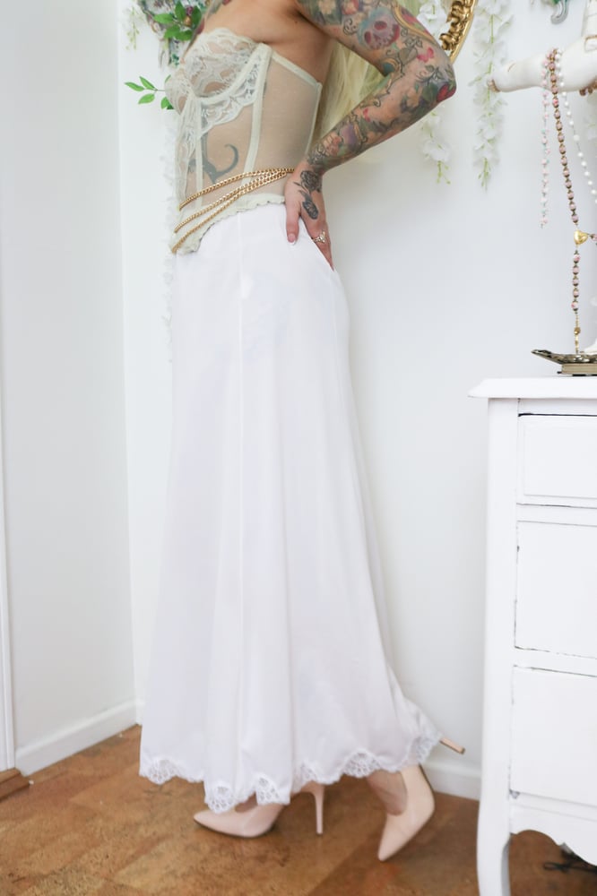 Image of Vintage 1970s Wonder Maid Fair White-Pink Half Ankle Length Slip with Lace Details (Medium)
