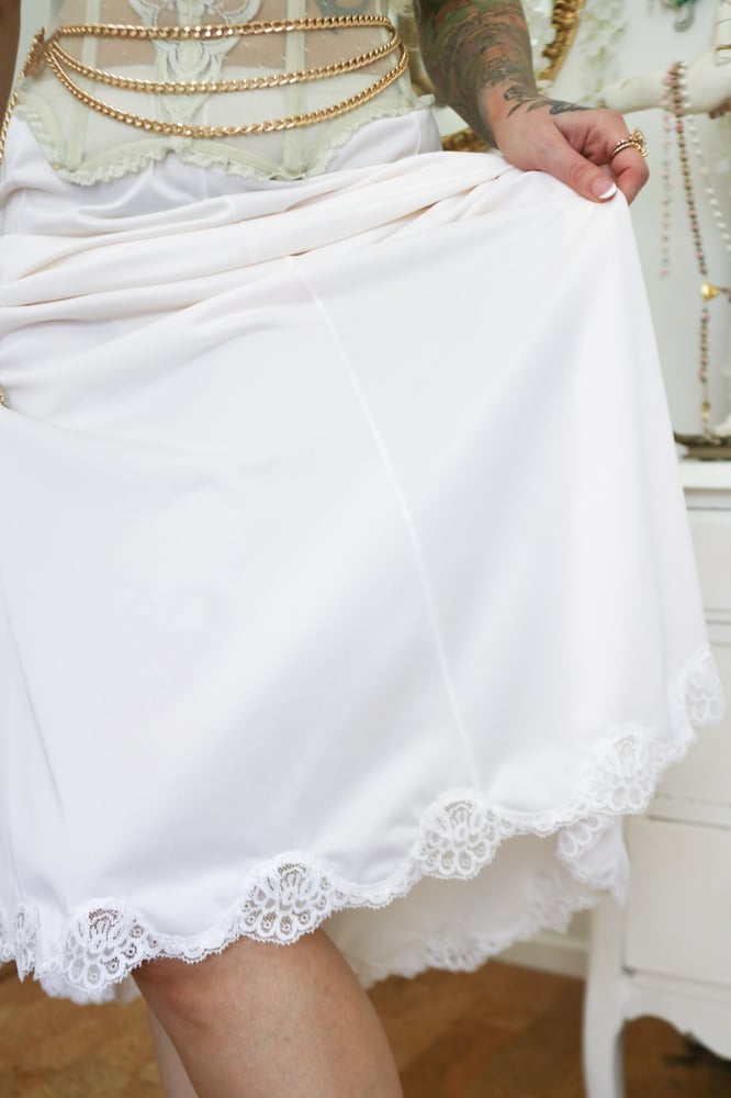 Image of Vintage 1970s Wonder Maid Fair White-Pink Half Ankle Length Slip with Lace Details (Medium)