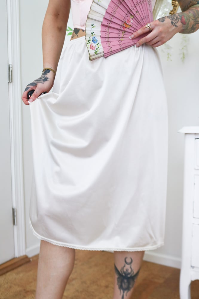 Image of Vintage Nylon Eggshell Half Waist Slip with Scalloped Lace (Large)