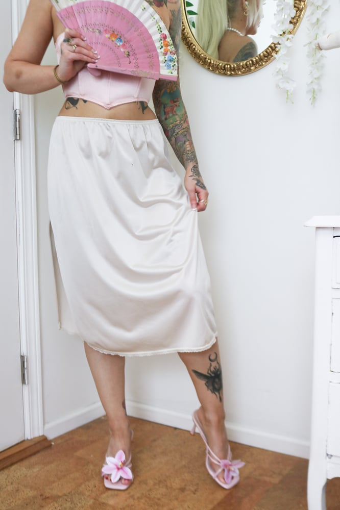 Image of Vintage Nylon Eggshell Half Waist Slip with Scalloped Lace (Large)