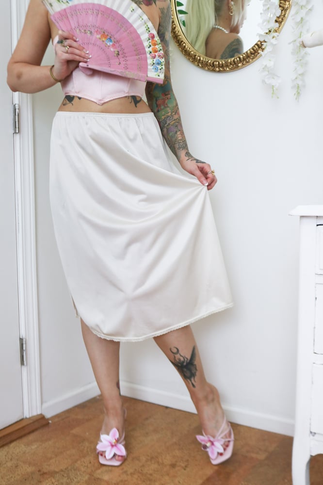 Image of Vintage Nylon Eggshell Half Waist Slip with Scalloped Lace (Large)