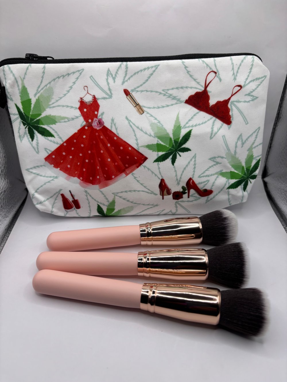 Image of Set of 3 makeup brushes 