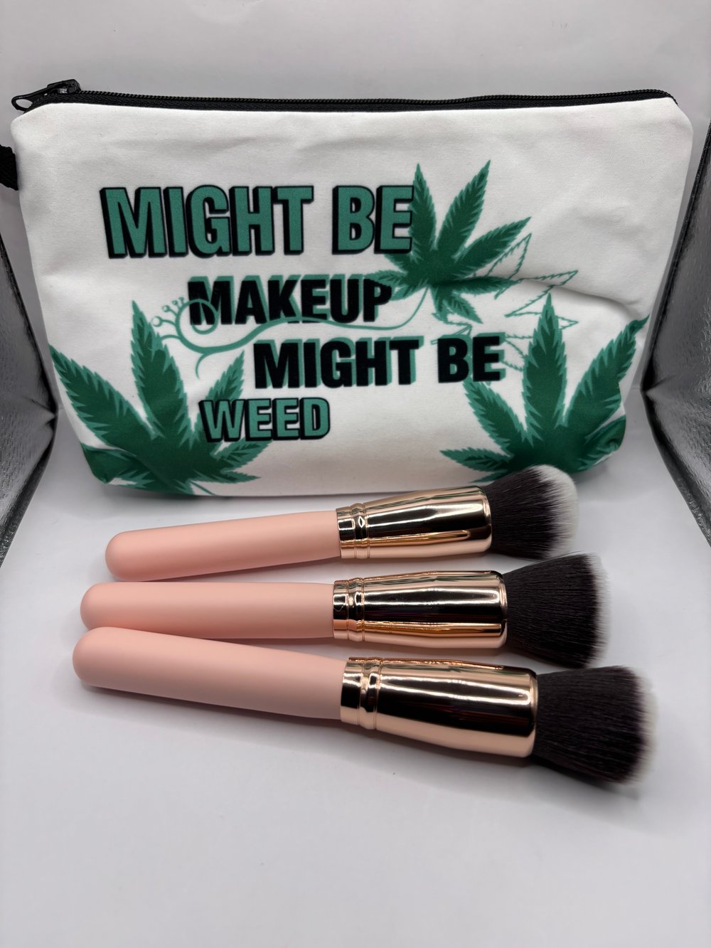 Image of Set of 3 makeup brushes 