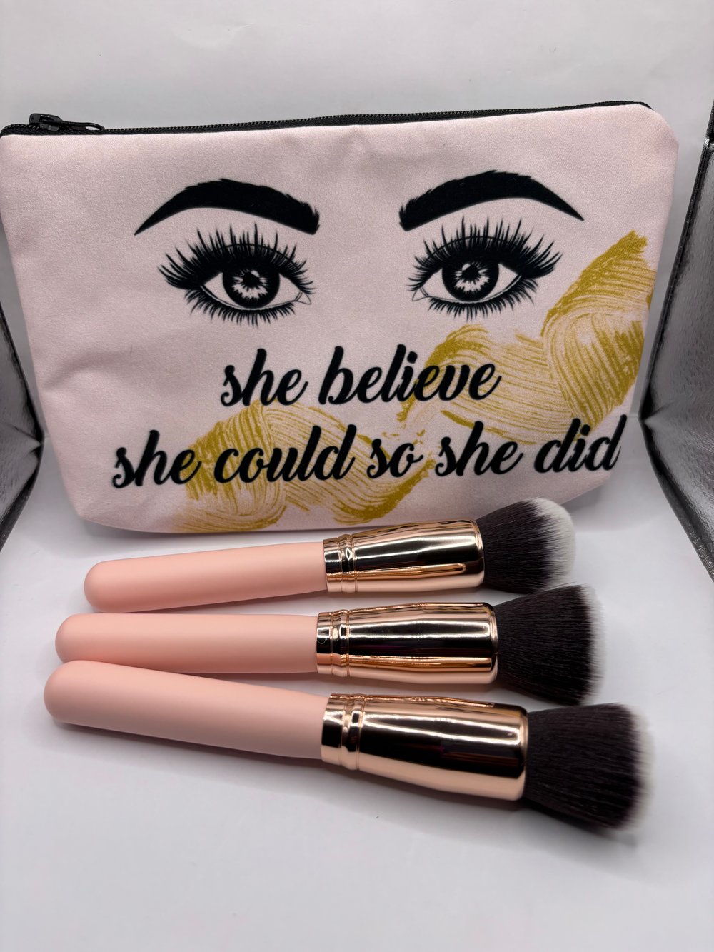 Image of Set of 3 makeup brushes 