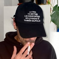 Image 1 of LA VIDA YA ME PONE LAS COSAS DIFÍCILES NO LO HAGAS TU TAMBIÉN GILIPOLLAS