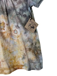 Image 4 of ♻️ UPCYCLED S Crochet V-Neck Tee in Muted Earthy Ice Dye