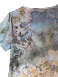 Image 6 of ♻️ UPCYCLED S Crochet V-Neck Tee in Muted Earthy Ice Dye