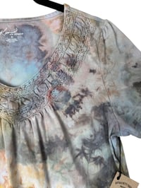 Image 8 of ♻️ UPCYCLED S Crochet V-Neck Tee in Muted Earthy Ice Dye