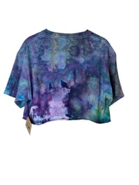 Image 4 of ♻️ UPCYCLED M Frida Kahlo Crop Tee in Cool Ice Dye