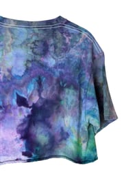 Image 7 of ♻️ UPCYCLED M Frida Kahlo Crop Tee in Cool Ice Dye