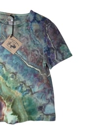 Image 3 of ♻️ UPCYCLED M PETITE Cotton Tee in Earthy Geode Ice Dye