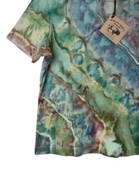 Image 7 of ♻️ UPCYCLED M PETITE Cotton Tee in Earthy Geode Ice Dye