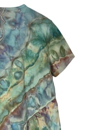 Image 9 of ♻️ UPCYCLED M PETITE Cotton Tee in Earthy Geode Ice Dye