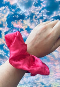 Image 2 of Fuchsia leopard super scrunchie 💖🐆