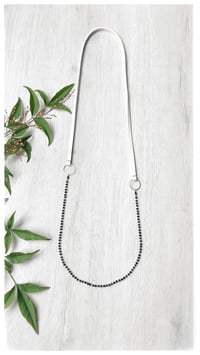 Image 2 of I FILI collana - Bianco CRISTALLO nero