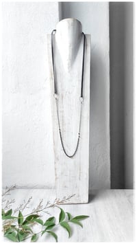 Image 1 of I FILI collana - Grigio scuro CRISTALLO nero