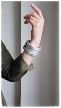 Image 8 of Bracciale bangle artigianale in pelle ESSENTIAL MEDIUM- Gio