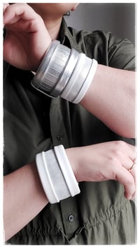 Image 9 of Bracciale bangle artigianale in pelle ESSENTIAL MEDIUM- Gio