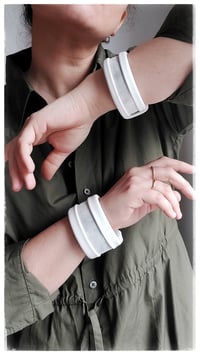 Image 5 of Bracciale bangle artigianale in pelle ESSENTIAL MEDIUM- Artico