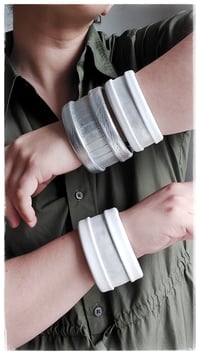 Image 8 of Bracciale bangle artigianale in pelle ESSENTIAL MEDIUM- Artico