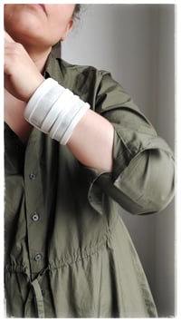 Image 6 of Bracciale bangle artigianale in pelle ESSENTIAL MEDIUM- Artico