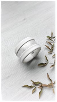 Image 3 of Bracciale bangle artigianale in pelle ESSENTIAL MEDIUM- Artico