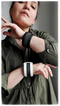 Image 10 of Bracciale bangle artigianale in pelle ESSENTIAL MEDIUM- White Ray