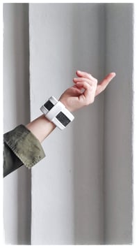 Image 4 of Bracciale bangle artigianale in pelle ESSENTIAL MEDIUM- White Ray